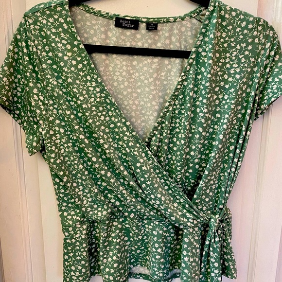 Green Vneck cross over top - Picture 1 of 3